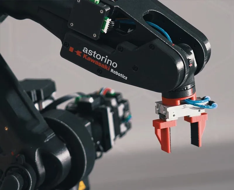 Robot edukacyjny Astorino Kawasaki Robotics – kadr z filmu reklamowego