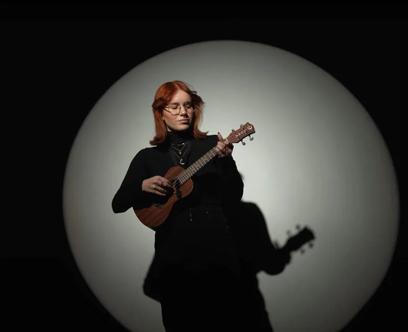 Natalia Rabska z gitarą w teledysku Moondrive „Uwaga do siebie”